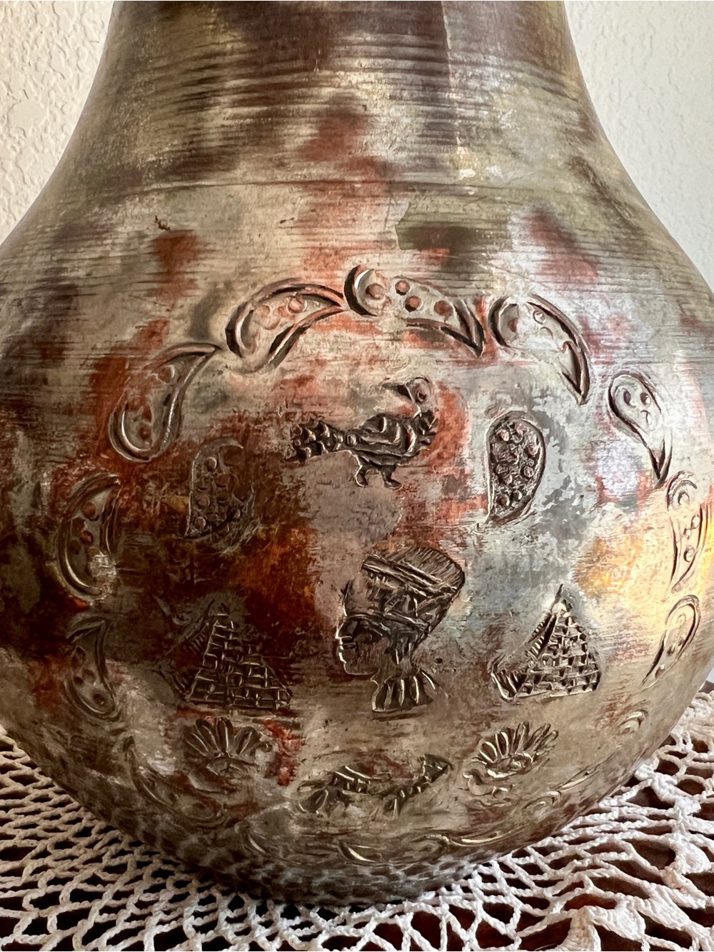 Egyptian Cairoware Embossed Tin-Washed Hammered Copper Vase Pharaoh Nefertiti - Picture 3 of 7